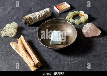 Verschiedene Mitarbeiter für magisches Ritual auf Schieferhintergrund Stockfoto