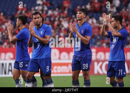 Saitama, Japan. 22. August 2022. Die Spieler von BG Pathum United reagieren am Montag, den 22. August 2022, bei einem Viertelfinale der AFC Champions League im Saitama 2002-Stadion in Saitama, einem Vorort von Tokio, auf japanische Fans. BG Pathum United wurde von den japanischen Urawa Red Diamonds 0-4 besiegt. Quelle: Yoshio Tsunoda/AFLO/Alamy Live News Stockfoto