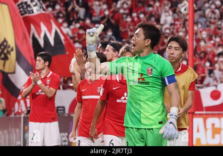 Saitama, Japan. 22. August 2022. Die japanischen Urawa Red Diamonds-Spieler reagieren auf ihre Anhänger, als sie am Montag, den 22. August 2022, die thailändische BG Pathum United bei einem Viertelfinale der AFC Champions League im Saitama 2002-Stadion in Saitama, einem Vorort von Tokio, besiegten. Urawa besiegte BG Pathum United 4-0. Quelle: Yoshio Tsunoda/AFLO/Alamy Live News Stockfoto