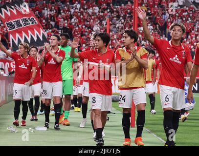 Saitama, Japan. 22. August 2022. Die japanischen Urawa Red Diamonds-Spieler reagieren auf ihre Anhänger, als sie am Montag, den 22. August 2022, die thailändische BG Pathum United bei einem Viertelfinale der AFC Champions League im Saitama 2002-Stadion in Saitama, einem Vorort von Tokio, besiegten. Urawa besiegte BG Pathum 4-0. Quelle: Yoshio Tsunoda/AFLO/Alamy Live News Stockfoto