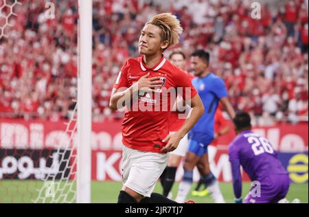 Saitama, Japan. 22. August 2022. Der japanische Urawa Red Diamonds Takahiro Akimoto schießt am Montag, den 22. August 2022, bei einem Viertelfinale der AFC Champions League im Saitama 2002-Stadion in Saitama, einem Vorort von Tokio, ein Tor gegen die thailändische BG Pathum United. Urawa besiegte BG Pathum 4-0. Quelle: Yoshio Tsunoda/AFLO/Alamy Live News Stockfoto