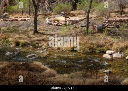 Der Bright Angel Creek fließt an Zelten am Bright Angel Campground im Grand Canyon vorbei Stockfoto