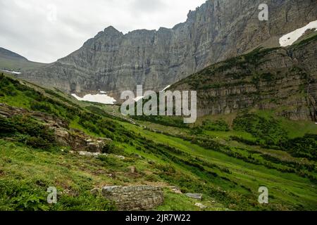 Der Katarakt fließt vom Piegan Pass in Richtung Morning Eagle Falls im Glacier National Park Stockfoto