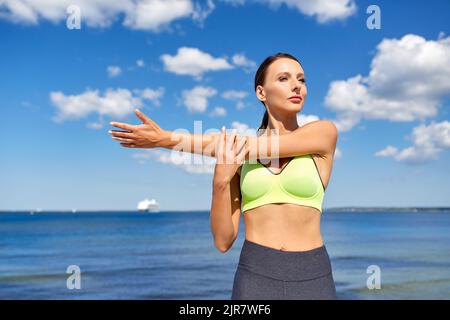 Junge Frau beim Sport im Freien Stockfoto