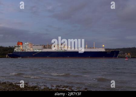 Der LNG-Tanker Cesi Beihai liegt an der CPLNG-Anlage von Terminal 1 auf Curtis Island in der Nähe von Gladstone, Queensland, Australien Stockfoto