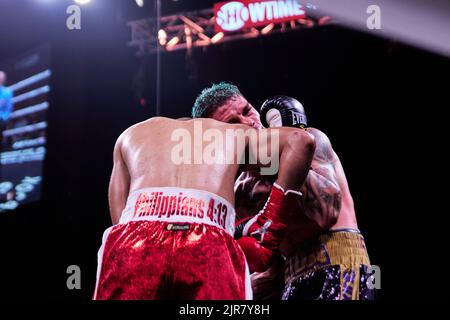 Der Profi-Boxer 2016 bei den Olympischen Sommerspielen besiegt Hector Garcia den WBA Super Featherweight-Weltmeister Roger Gutierrez im Profi-Boxkampf Stockfoto