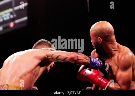 Der Profi-Boxer 2016 bei den Olympischen Sommerspielen besiegt Hector Garcia den WBA Super Featherweight-Weltmeister Roger Gutierrez im Profi-Boxkampf Stockfoto