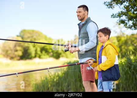 Glückliches Lächeln Vater und Sohn Angeln auf dem Fluss Stockfoto