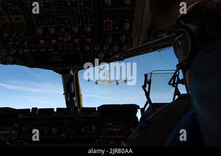 Ein C-17 Globemaster III der US Air Force bereitet sich darauf vor, während eines Fluges über dem Scott Air Force Base, Illinois, am 18. August 2022 betankt zu werden. Die Ausbilder der US-Luftwaffe vom Advanced Airlift Tactics Training Center (AATTC), einer Einheit zur Integration der gesamten Streitkräfte, die aus aktiven Dienst-, Wache- und Reservemitgliedern besteht, besuchen General Mike Minihan, den Kommandanten des Air Mobility Command, um Pläne für einen neuen Kampfkurs zu demonstrieren. Das AATTC informierte Minihan über die Lernmöglichkeiten und führte einen Übungslauf durch, in dem reale Szenarien gezeigt wurden, auf die Schüler treffen könnten. (USA Foto der Air National Guard von Airman 1. CL Stockfoto