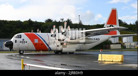 Ein Flugzeug der Küstenwache HC-130J von der Air Station Kodiak fährt mit dem Taxi zur Start- und Landebahn der Coast Guard Base Kodiak, 17. August 2022. Die Luftbesatzungen der Air Station Kodiak patrouillieren routinemäßig in den Gewässern des Nordpazifiks und führen Strafverfolgungsmaßnahmen sowie Such- und Rettungsaktionen durch. (Foto der US-Küstenwache von Petty Officer, Klasse 3., Ian Gray) Stockfoto