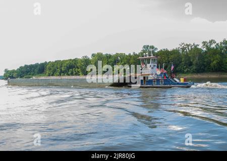 Führungskräfte und Mitarbeiter des U.S. Army Corps of Engineers, der Northwestern Division und des Kansas City District sprechen mit Partnern während der jährlichen Missouri River Barge Tour von Franklin Island nach Searcy Bend, die am 17. August 2022 in Katfish Katy's bei Colombia, Missouri, endet. (Foto von Eileen Williamson, Northwestern Division Public Affairs) Stockfoto