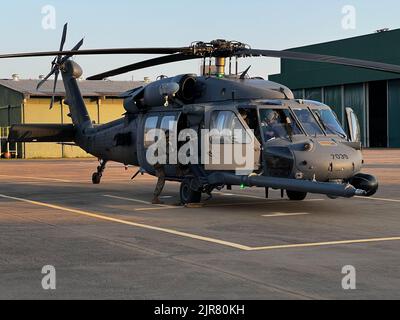 HH-60 Pave Hawk Rettungshubschrauber, die dem Rettungsflügel 106. der New York Air National Guard zugewiesen wurden und am 21. August 2022 in Campo Grande, Brasilien, einsatzbereit sind. Das Flugzeug wurde an Bord einer C-17 nach Brasilien verschifft, die vom Luftlift-Flügel der New York Air National Guard 105. geflogen wurde, um an der Übung Tapio teilzunehmen, einer kombinierten Übung zur irregulären Kriegsführung zwischen Brasilien und den USA. Die New York Air National Guard entsandte 100 Luftwaffe aus den beiden Flügeln, um im Rahmen der Beziehung des Staatspartnerschaftsprogramms mit Brasilien (USA) teilzunehmen Foto der Air National Guard von Major Michael O’Hagan) Stockfoto