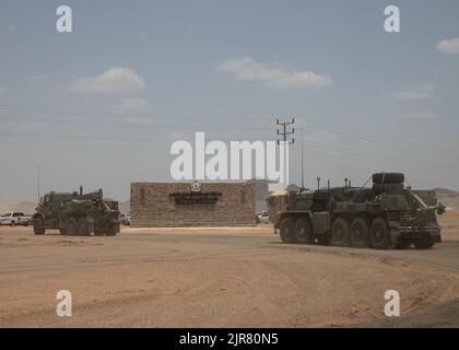 US-Marineinfanteristen mit Combat Logistics Regiment 1, 1. Marine Logistics Group, treffen während der Übung Native Fury 22, 14. August 2022, im Militärlager in AlHinakiyah im Königreich Saudi-Arabien ein. Die native Fury 22 ist für die Stärkung der langjährigen Beziehungen der USA zu den saudischen Streitkräften von entscheidender Bedeutung. Die Übung verbessert die kombinierte Taktik, die maritimen Fähigkeiten und fördert die langfristige regionale Stabilität. (USA Marine Corps Foto von CPL. Casandra Lamas) Stockfoto