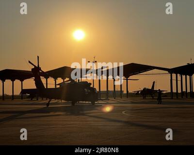 HH-60 Pave Hawk Rettungshubschrauber, die dem Rettungsflügel 106. der New York Air National Guard zugewiesen wurden und am 21. August 2022 in Campo Grande, Brasilien, einsatzbereit sind. Das Flugzeug wurde an Bord einer C-17 nach Brasilien verschifft, die vom Luftlift-Flügel der New York Air National Guard 105. geflogen wurde, um an der Übung Tapio teilzunehmen, einer kombinierten Übung zur irregulären Kriegsführung zwischen Brasilien und den USA. Die New York Air National Guard entsandte 100 Luftwaffe aus den beiden Flügeln, um im Rahmen der Beziehung des Staatspartnerschaftsprogramms mit Brasilien (USA) teilzunehmen Foto der Air National Guard von Major Michael O’Hagan) Stockfoto