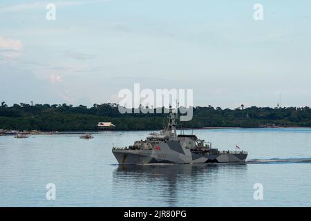 PUERTO PRINCESA, Philippinen (Aug 11, 2022) – das Royal Navy River Class Schiff HMS Tamar (P233) fährt während der Pacific Partnership 2022 nach Puerto Princesa, Philippinen. Die Pacific Partnership ist die größte internationale Mission zur humanitären Hilfe und Katastrophenhilfe, die seit 17. Jahren im Indo-Pazifik-Raum durchgeführt wird. (USA Navy Foto von Mass Communication Specialist 2. Class Jacob Woitzel) Stockfoto