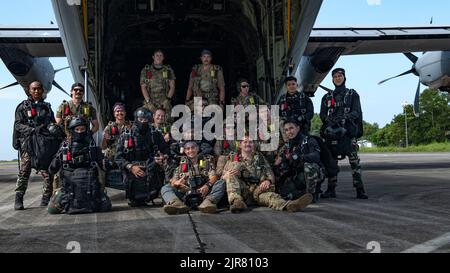 US Air Force pararescuemen und Royal Malaysian Air Force Pasukan Khas Udara Personal posieren für ein Gruppenfoto vor der Teilnahme an einem Such- und Rettungsszenario während der Übung Pacific Angel auf dem Subang Air Base, Malaysia, 18. August 2022. Pacific Angel war eine einwöchige multilaterale Übung, bei der 370 Teilnehmer aus sechs Ländern zusammenkamen, um die Zusammenarbeit und Interoperabilität bei humanitären Hilfsmaßnahmen und Katastrophenhilfe zu fördern. (USA Luftwaffe Foto von Senior Airman Jessi Roth) Stockfoto