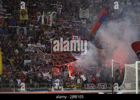 Bologna, Italien. 21. August 2022. Die Fans von Bologna zeigen ihre Unterstützung während des FC Bologna gegen Hellas Verona, 2Â Serie A Tim 2022-23 Spiel im Renato Dall'Ara Stadium in Bologna (BO), Italien, am 21. August 2022. Kredit: Unabhängige Fotoagentur/Alamy Live Nachrichten Stockfoto