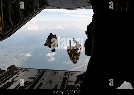 US Air Force pararescuemen verlassen das Rückteil eines C-130J Super Hercules für ein Such- und Rettungsszenario während der Übung Pacific Angel auf dem Luftwaffenstützpunkt Kuantan, Malaysia, 18. August 2022. Mehr als 75 Luftstreitkräfte verschiedener Luftstreitkräfte führten einen fachlichen Austausch, Such- und Rettungsübungen, Expeditionskapitationen und andere Spezialkenntnisse sowie Schulungen mit der Royal Malaysian Air Force und multinationalen zivilen und militärischen Teilnehmern durch. (USA Luftwaffe Foto von Senior Airman Jessi Roth) Stockfoto