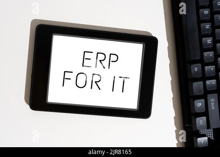 Text mit Inspiration ERP for IT, Word for Enterprise Ressourcenplanungssoftware für Integrate-Anwendungen wichtige Mitteilung auf Tablet O Stockfoto