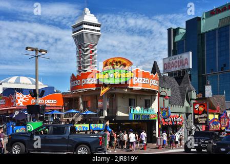 Niagara Falls, Kanada - 13. August 2022: Pizza Pizza Restaurant und verschiedene Touristenattraktionen auf der belebten Straße Clifton Hill. Casino Niagara Tower Stockfoto