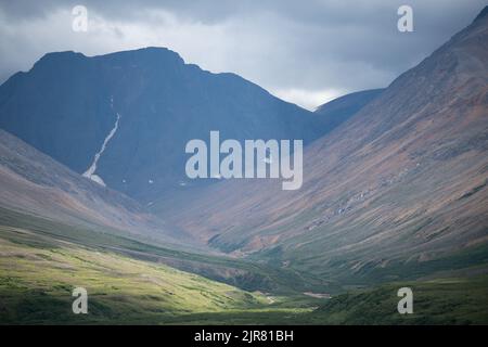 Die zerklüftete Landschaft des Torngat National Park, Kanada, 9. August 2022. Der Park ist ein Fjord, der durch das Eintauchen eines Gletschertals entsteht. (USA Foto der Küstenwache von Petty Officer, Klasse 3., Matthew Abban) Stockfoto