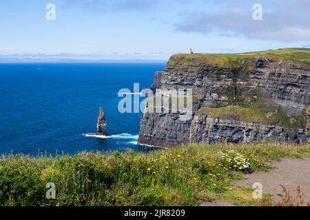 Cliffs of Moher mit Branaunmore Sea Stack, Irland Stockfoto