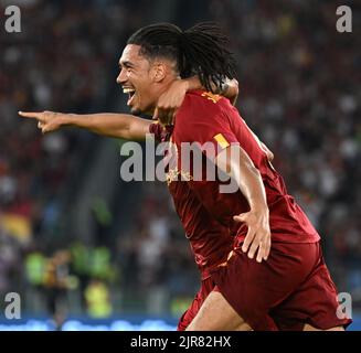 Rom, Italien. 22. August 2022. Chris Smalling von Roma feiert sein Tor während eines Fußballspiels der italienischen Serie A zwischen Roma und Cremonesen in Rom, Italien, am 22. August 2022. Quelle: Alberto Lingria/Xinhua/Alamy Live News Stockfoto