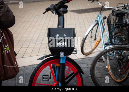 Bild eines Elektrorollers auf den Gehwegen einer Straße in Bordeaux Frankreich, mit dem Logo von Dott Mobility. Dott ist ein Mikromobilitätsunternehmen mit Sitz in i Stockfoto