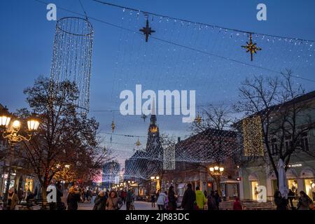 Bild der Weihnachtsdekoration in der Fußgängerzone von Zmaj Jovina Ulica, in Novi Sad, Serbien, während einer Winterdämmerung. Novi Sad ist die zweite Lerche Stockfoto