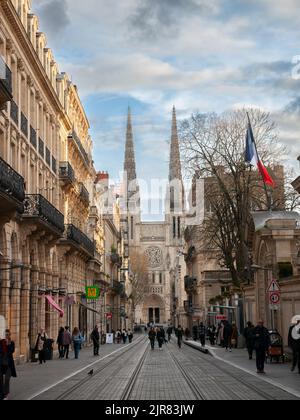 Bild der Kirche Saint Andre, auch bekannt als Cathedral de Bordeaux im Südwesten Frankreichs, von der Rue Vital in der Umgebung aus gesehen. Die Katze Stockfoto