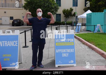 Miami Beach, USA. 22. August 2022. Miami Beach, Florida - August 22: Matthew Peralta, Feuerwehrmann und EMT arbeitet an der Anlage. Er hilft Paitienten, wenn sie eine allergische Reaktion haben oder im Allgemeinen, wenn ein Patient eine medizinische Situation durch den Impfstoff hat. In Miami-Dade werden zwei kostenlose Impfstellen für Monkeypox eröffnet. Eine im Tropical Park und die andere in Miami Beach. Es ist nur nach Vereinbarung. CDC schätzt, dass 1,7 Millionen schwule und bisexuelle Männer das höchste Risiko haben, an dem Monkeypox-Virus zu erkrankt zu sein. (Foto von Michele Eve Sandberg/Sipa USA) Quelle: SIPA USA/Alamy Live News Stockfoto