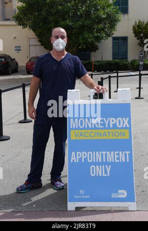 Miami Beach, USA. 22. August 2022. Miami Beach, Florida - August 22: Matthew Peralta, Feuerwehrmann und EMT arbeitet an der Anlage. Er hilft Paitienten, wenn sie eine allergische Reaktion haben oder im Allgemeinen, wenn ein Patient eine medizinische Situation durch den Impfstoff hat. In Miami-Dade werden zwei kostenlose Impfstellen für Monkeypox eröffnet. Eine im Tropical Park und die andere in Miami Beach. Es ist nur nach Vereinbarung. CDC schätzt, dass 1,7 Millionen schwule und bisexuelle Männer das höchste Risiko haben, an dem Monkeypox-Virus zu erkrankt zu sein. (Foto von Michele Eve Sandberg/Sipa USA) Quelle: SIPA USA/Alamy Live News Stockfoto