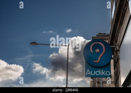 Bild eines Schildes mit dem Logo von Audika auf ihrem lokalen Geschäft in Bordeaux. Audika Groupe ist ein an der Pariser Börse notiertes Hörgeräteträger-Vertriebsunternehmen Stockfoto