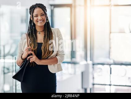 Du musst nach deinen Zielen gehen. Ein Porträt einer attraktiven jungen Designerin, die in ihrem Büro steht. Stockfoto