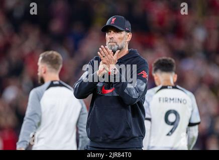 Manchester, Großbritannien. 23. August 2022. Liverpools Cheftrainer Jurgen Klopp applaudiert den Fans nach dem Spiel der englischen Premier League zwischen Manchester United und Liverpool am 22. August 2022 in Manchester, Großbritannien. Quelle: Xinhua/Alamy Live News Stockfoto