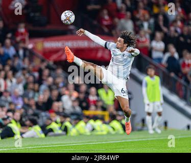 Manchester, Großbritannien. 23. August 2022. Trent Alexander-Arnold aus Liverpool spielt am 22. August 2022 während des Spiels der englischen Premier League zwischen Manchester United und Liverpool in Manchester, Großbritannien, den Ball. Quelle: Xinhua/Alamy Live News Stockfoto