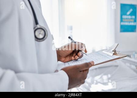 Arzt, Versicherung und Arzt, der die Krankengeschichte ausfüllt, um im Krankenhaus eine Diagnose zu stellen. Gesundheitsfachkraft, die mit Papier an der Zwischenablage arbeitet Stockfoto