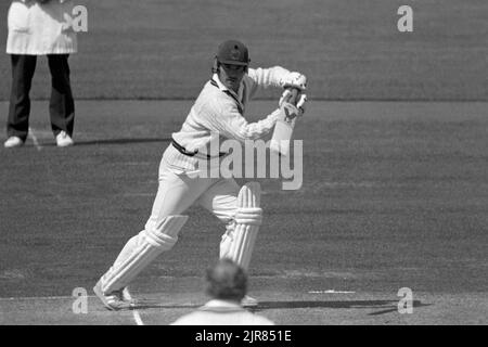 Allan LAMB, der für Northamptonshire gegen Warwickshire in Edgbaston, Birmingham, England, am 1,2. Und 4. August 1987 zugeschlagen hat Stockfoto