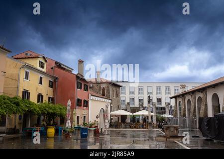 Bild des carpacciov trg Platzes in Koper, Ljubljana, der wichtigsten slowenischen Stadt an der adria, mit einer typisch italienischen mediterranen Architektur Stockfoto