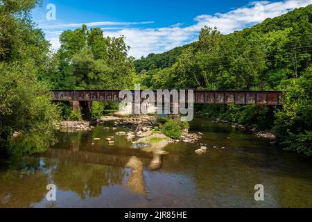 Eine alte, ungenutzte Eisenbahnbrücke über den Brokenstraw Creek in Brokenstraw Township, Pennsylvania, USA an einem sonnigen Sommertag Stockfoto