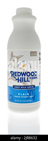 Winneconne, WI -1 Mai 2022: Eine Flasche Redwood Hill Farm Ziegenmilch Kefir auf einem isolierten Hintergrund Stockfoto