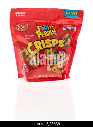 Winneconne, WI -1 May 2022: Ein Paket von Post Fruity Pebbles Chips Snack auf einem isolierten Hintergrund Stockfoto