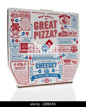Winneconne, WI - 6. Juni 2022: Ein Paket von Dominos Pizza Box, was macht eine tolle Pizza Dominos Pizzeria Box auf einem isolierten Hintergrund. Stockfoto