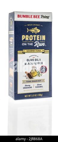 Winneconne, WI - 23. Juli 2022: Eine Packung Bumble Bee Prime Wildfang Protein auf dem Run Gourmet-Thunfisch-Snack-Kit auf einem isolierten Hintergrund. Stockfoto