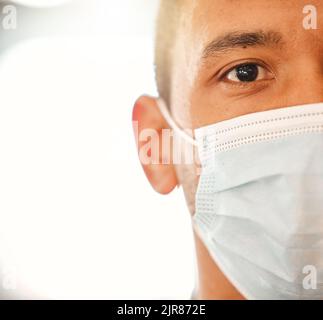 Covid, Maske und Nahaufnahme Porträt für Gesundheitswesen kopieren Raum Hintergrund. Arzt, Krankenschwester oder Person, die Gesichtsschutz ihrer Gesundheit trägt. Krankenhaus Stockfoto
