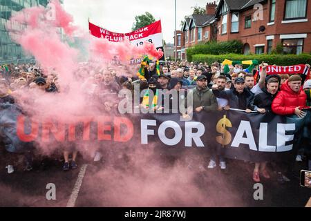 Manchester, Großbritannien. 22. August 2022. Die Fans von Manchester United marschieren vor ihrem Spiel gegen Liverpool nach Old Trafford. Die Proteste gegen die Glasuren des Clubs gehen weiter. Kredit: SOPA Images Limited/Alamy Live Nachrichten Stockfoto