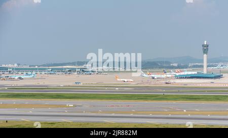 Flugzeuge auf dem Incheon International Airport in Südkorea am 21. August 2022 Stockfoto