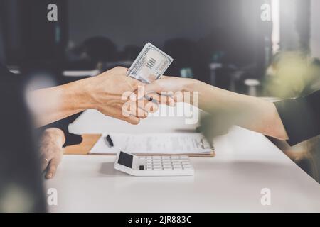 Anwalt lehnt Angebot von schwarzem Geld im Austausch für eine Genehmigung in den Deal. Konzepte von Korruption und Bestechungsbekämpfung Stockfoto