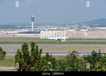 Flugzeuge auf dem Incheon International Airport in Südkorea am 21. August 2022 Stockfoto