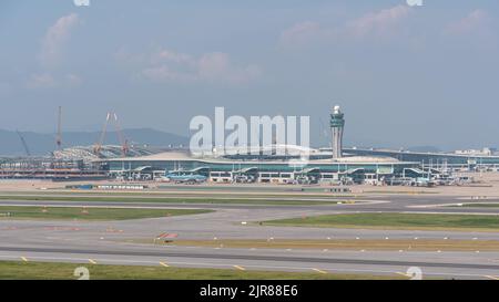 Flugzeuge auf dem Incheon International Airport in Südkorea am 21. August 2022 Stockfoto